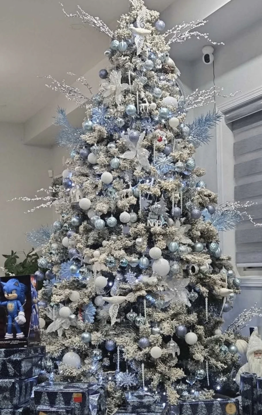 9ft Pre-lit Flocked Christmas Tree - photo 3