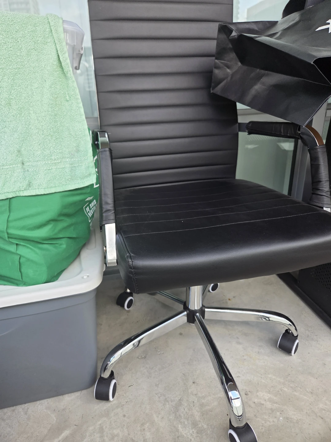 Black Modern Ribbed Office Chair - photo 2
