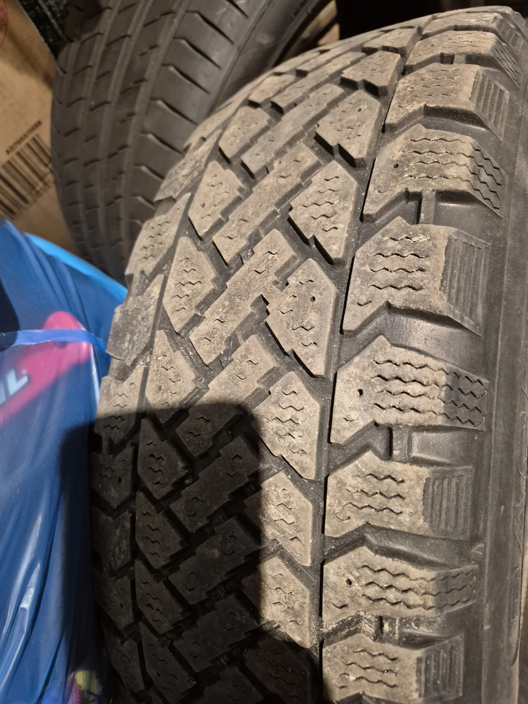 FOUR USED SNOW TIRES ON STEEL RIMS215/65R16 Tires - photo 5