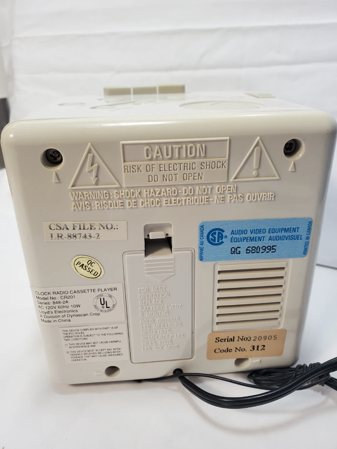 Vintage Lloyd's AM/FM clock radio with a built-in cassette... - photo 5