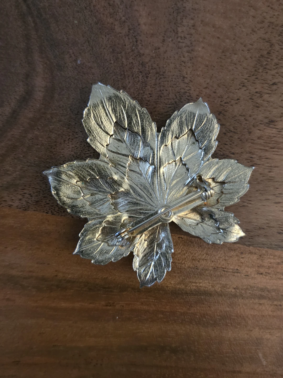 Gold-toned leaf brooch - photo 2