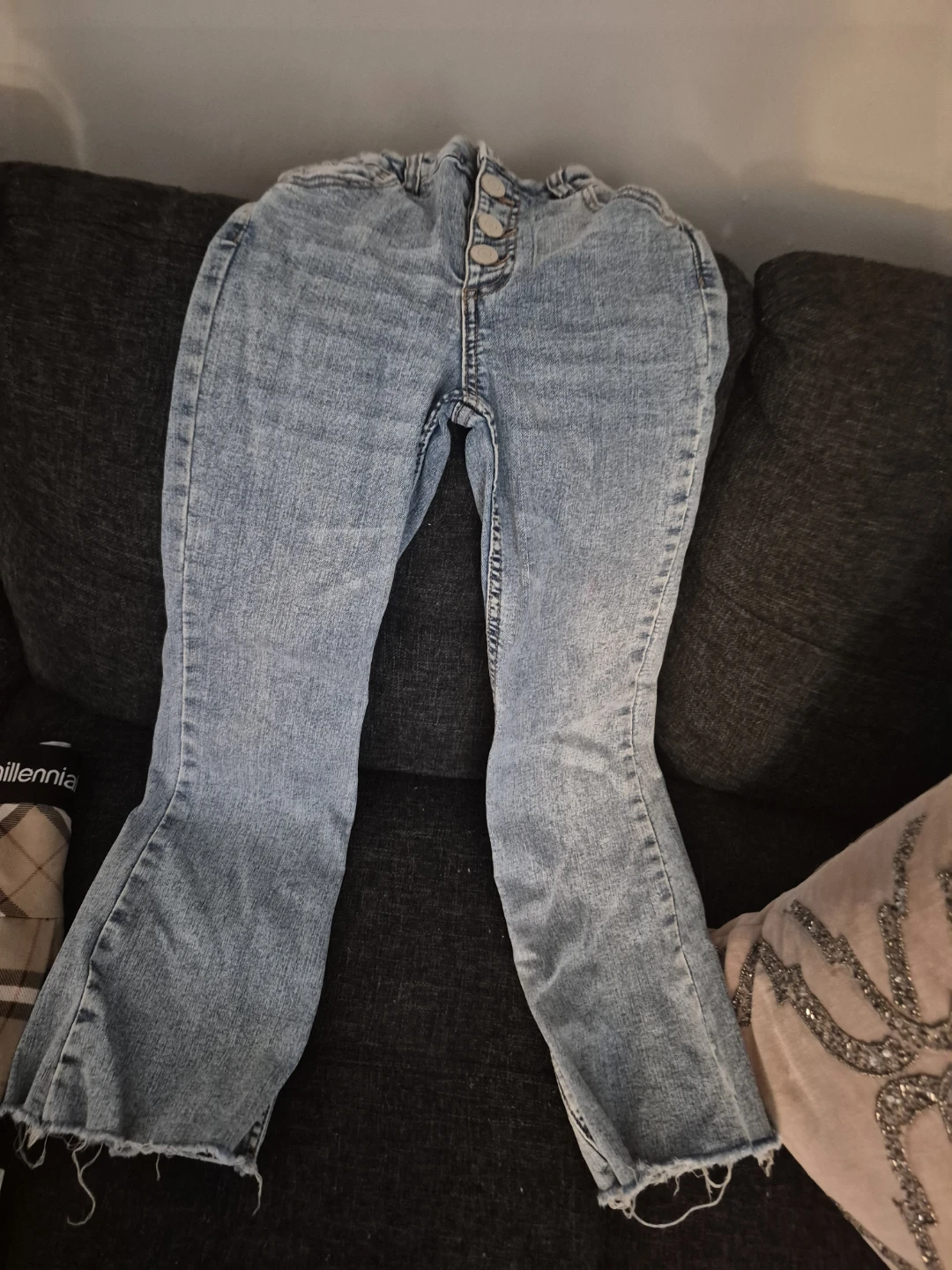 Light wash jeans with distressed details - photo 2