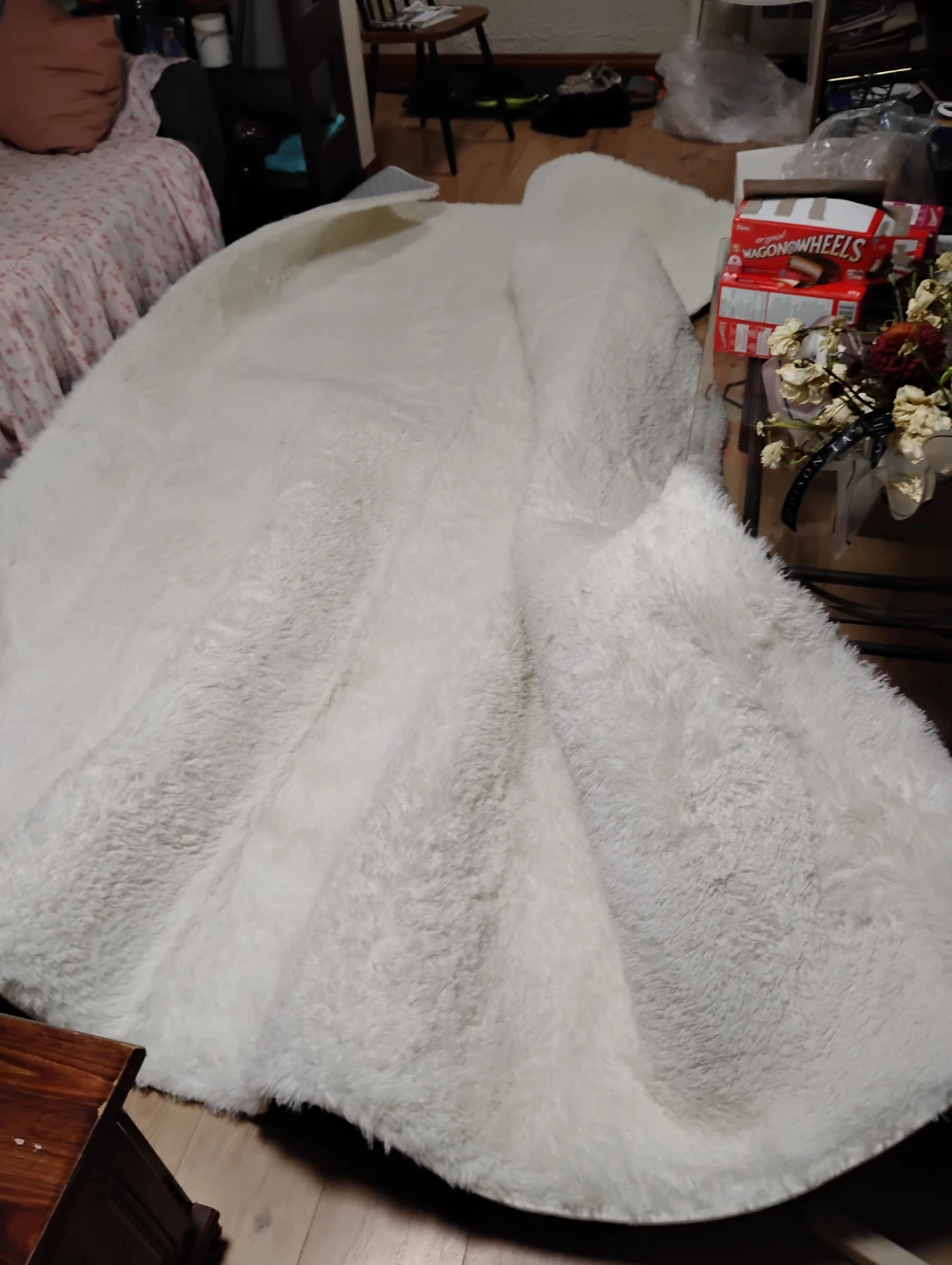 White faux fur area rug - photo 3