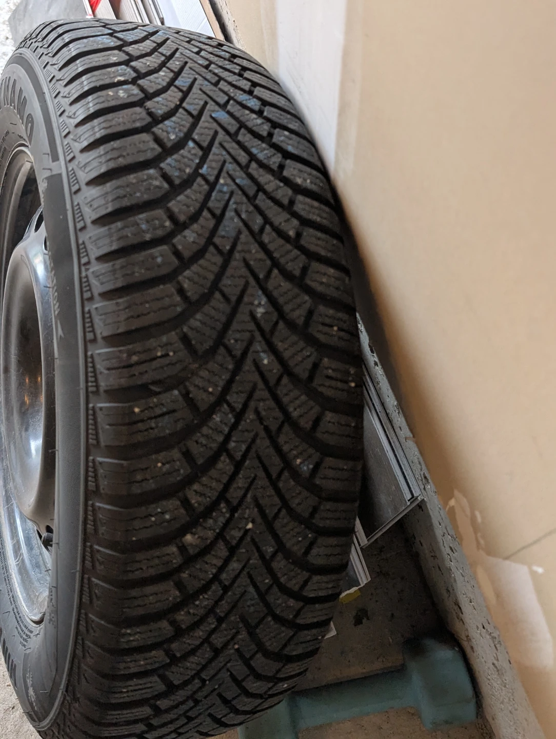 Dynamo Winter DW702 Tire with Rim 195/65R15 (Hyundai Elantra) - photo 2