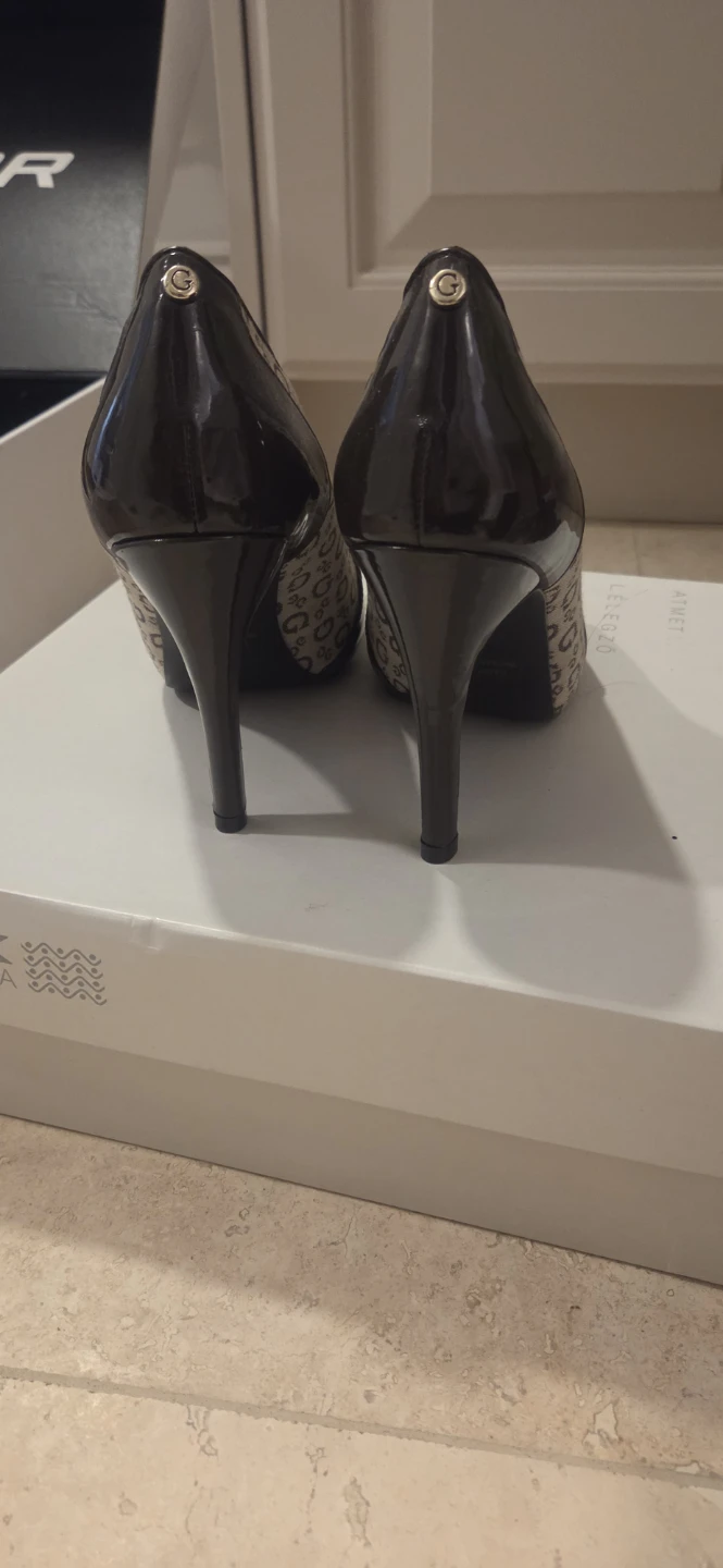 Guess G-Logo Peep Toe Heels Size 8 - photo 2