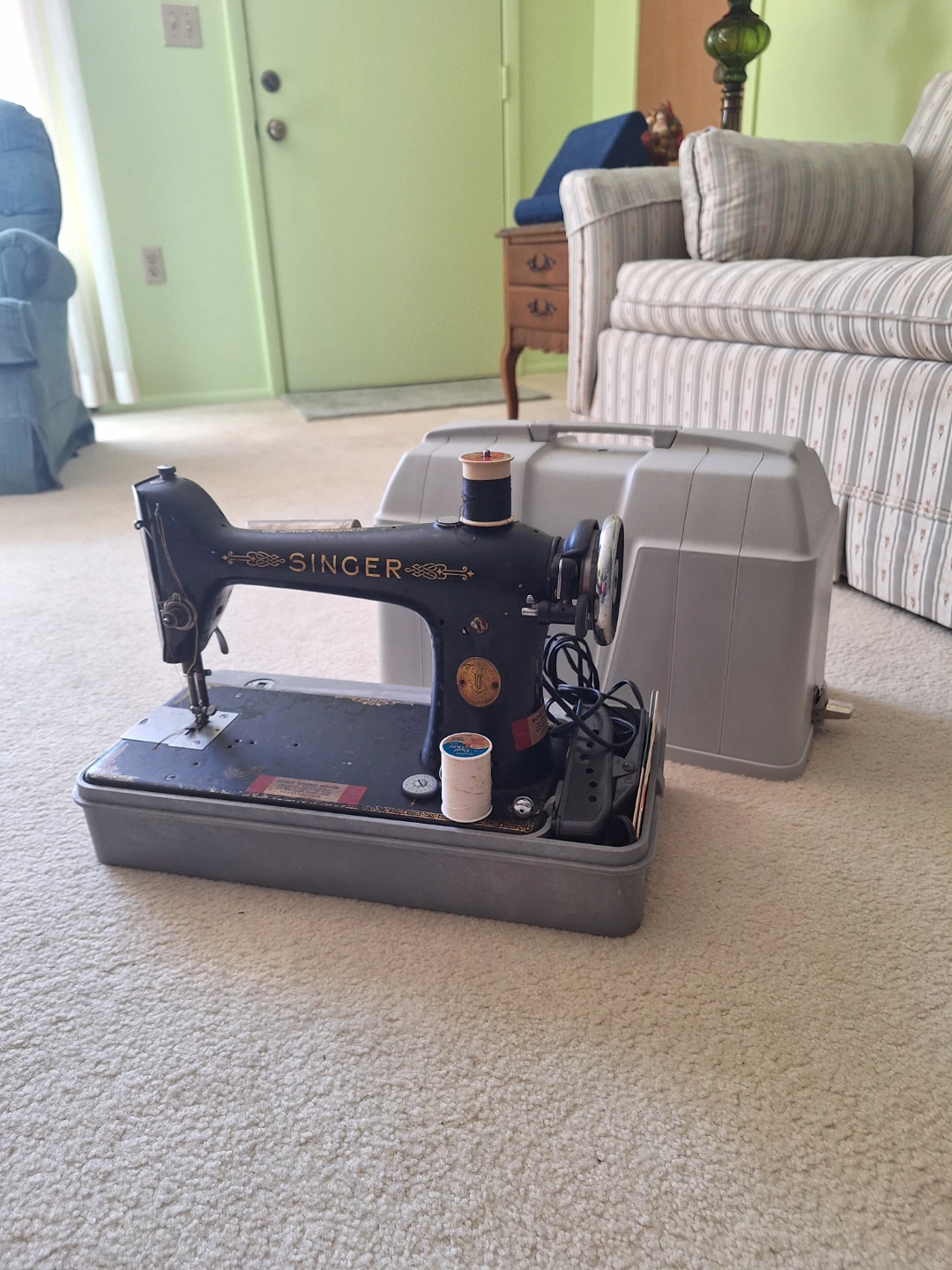 Singer Sewing Machine with Case