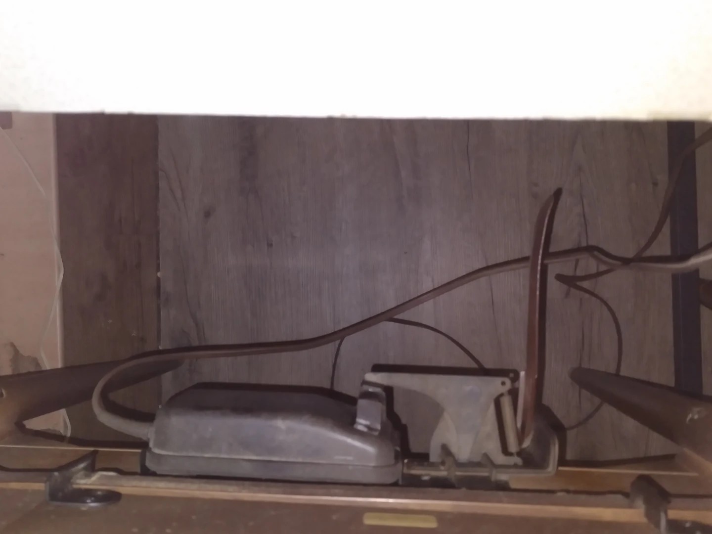 Vintage Singer Sewing Machine with Cabinet - photo 2
