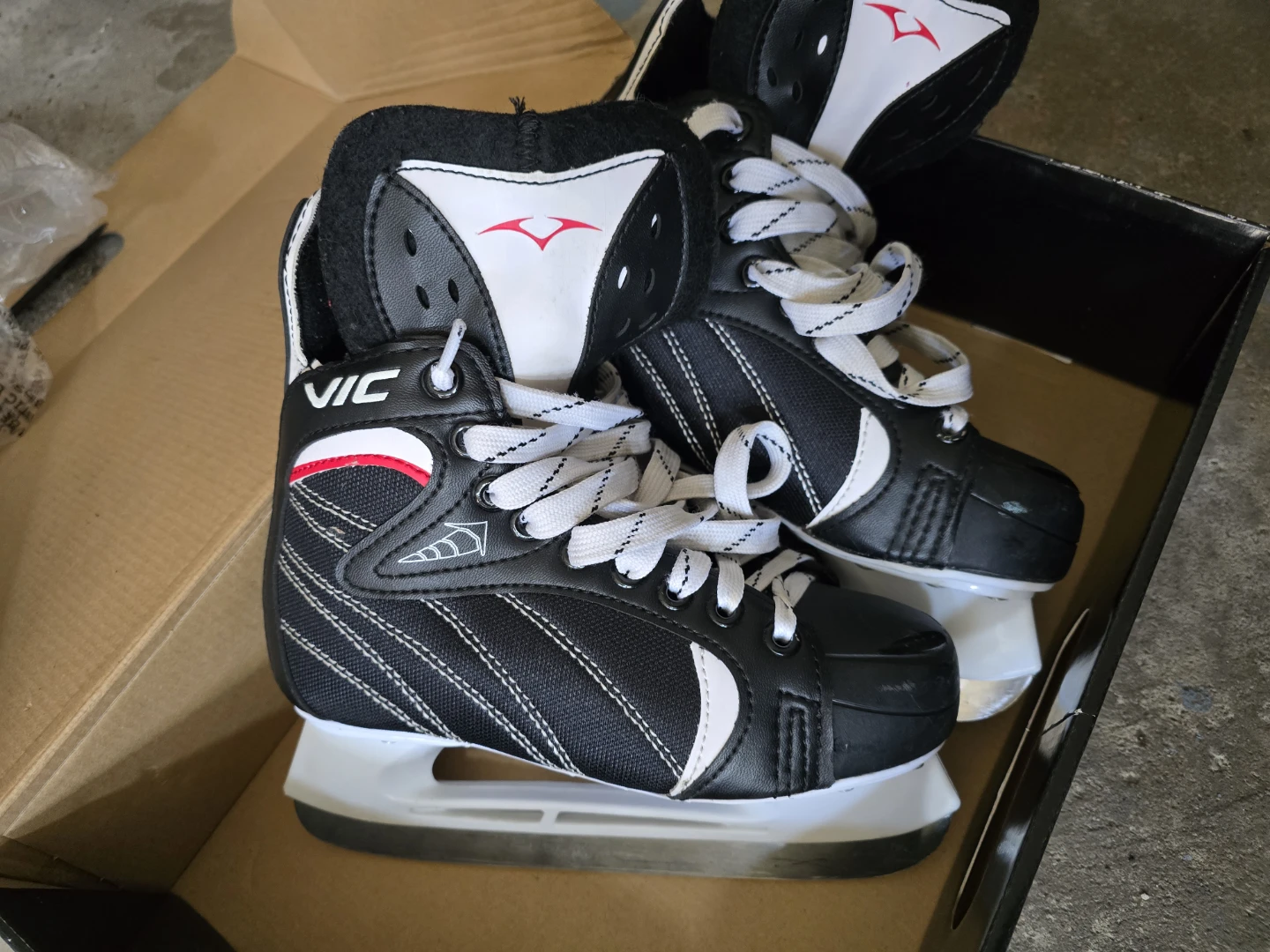 VIC Ice Skates Size J4