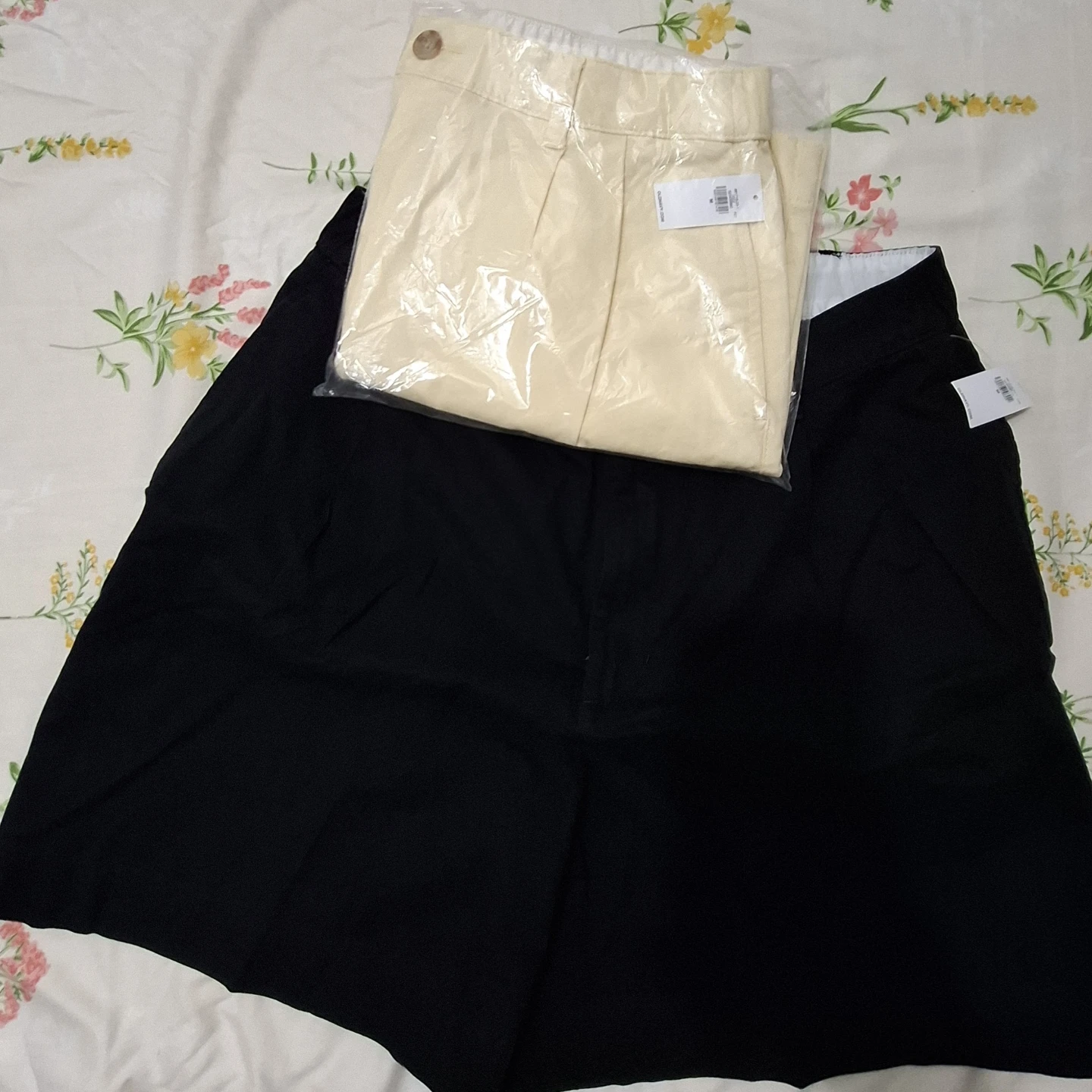 2-Old Navy Extra High-Rise Go Chino Shorts in Black and Beige - photo 4