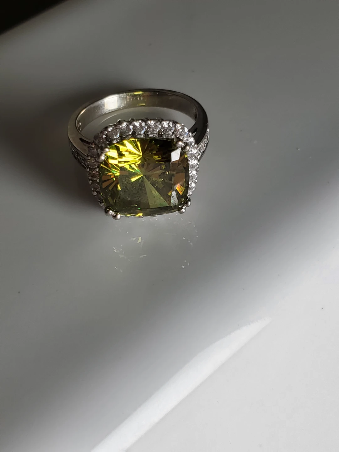 Large cushion cut peridot-style ring size 7 - photo 2