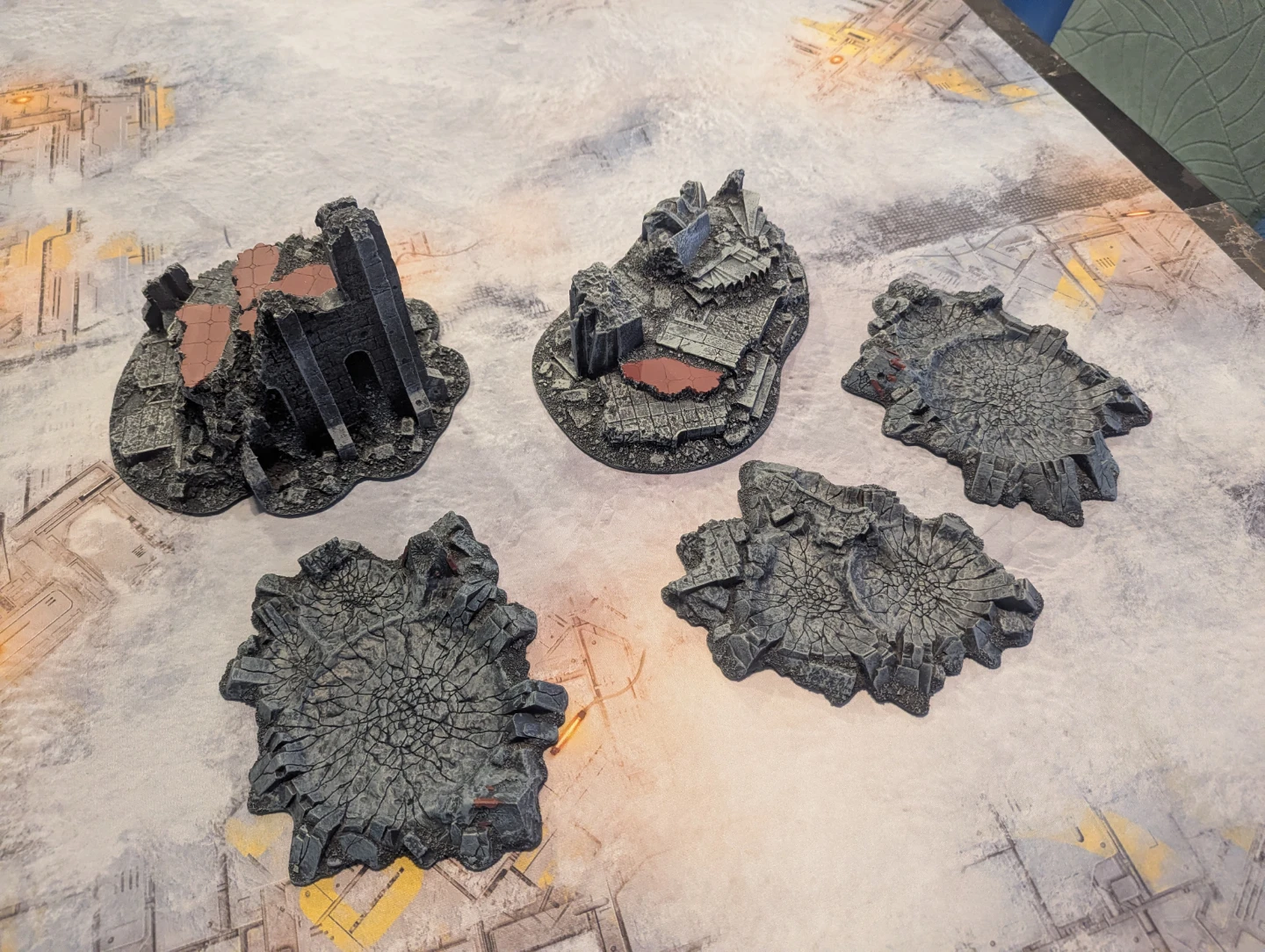 Warhammer 40k Ruined Building and Crater Terrain Set