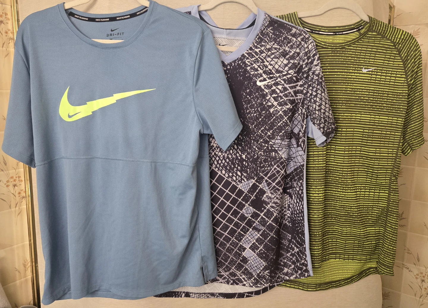 LARGE Men's O'Neill Hoodie & 3 NIKE TEES. - photo 3