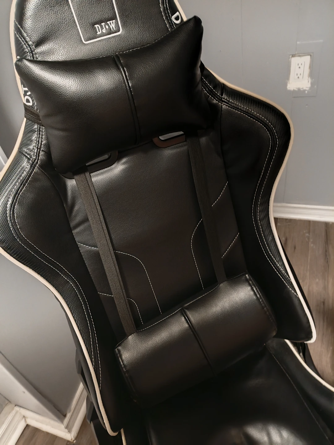 DJW Gaming Chair with Footrest - photo 5