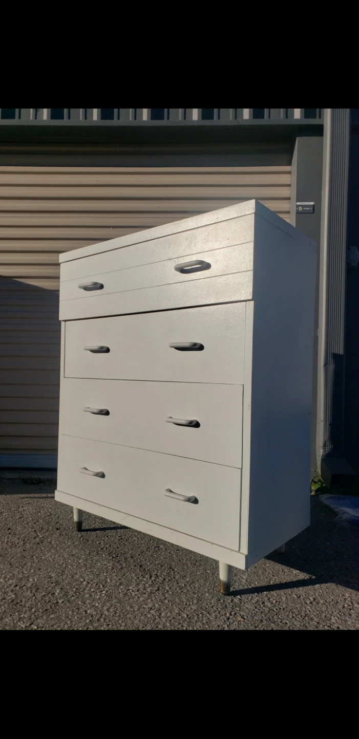 Victoriaville Furniture 4-Drawer Dresser