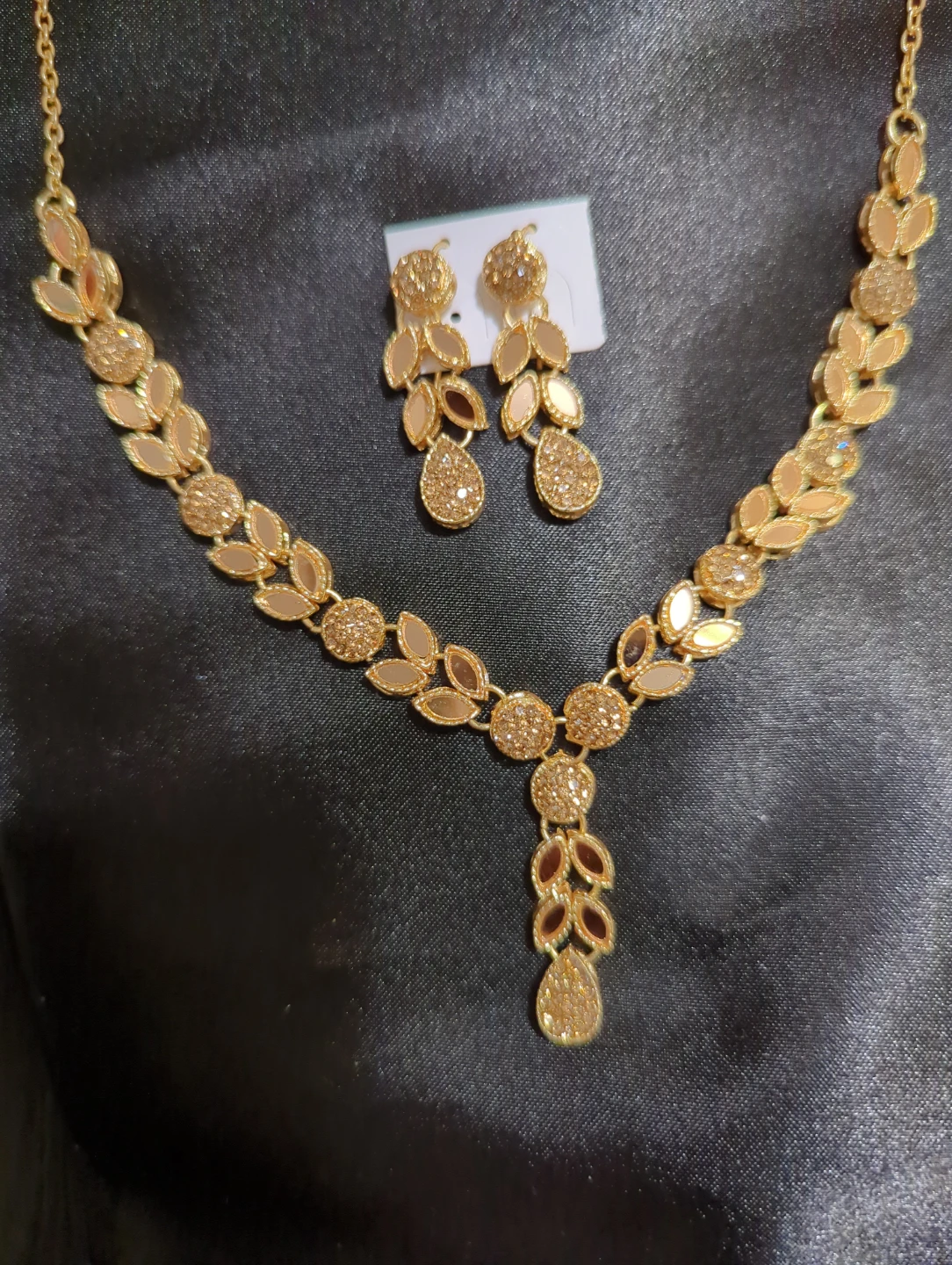 Gold-tone leaf design necklace and earring set - photo 2