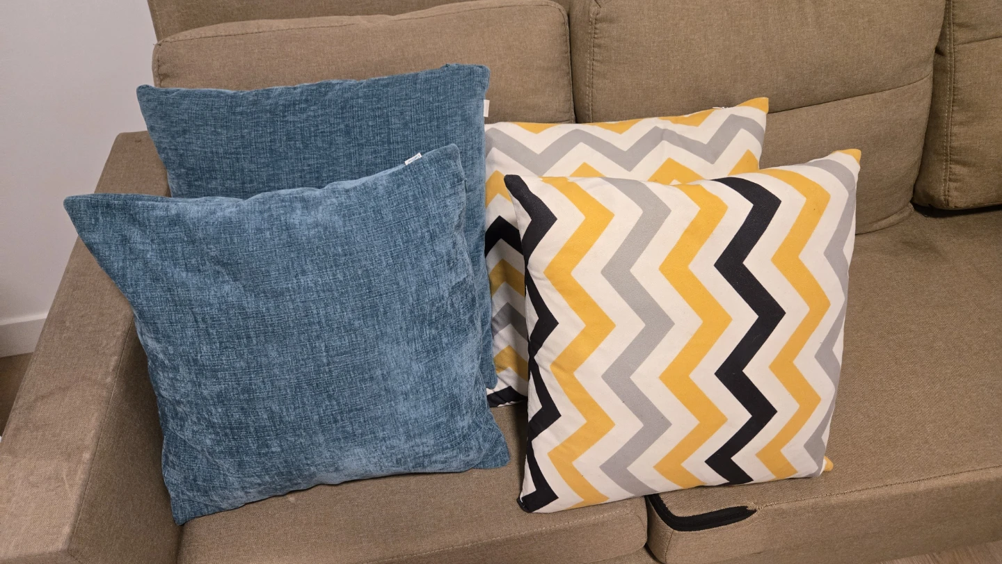 4 Throw Pillows - cushions