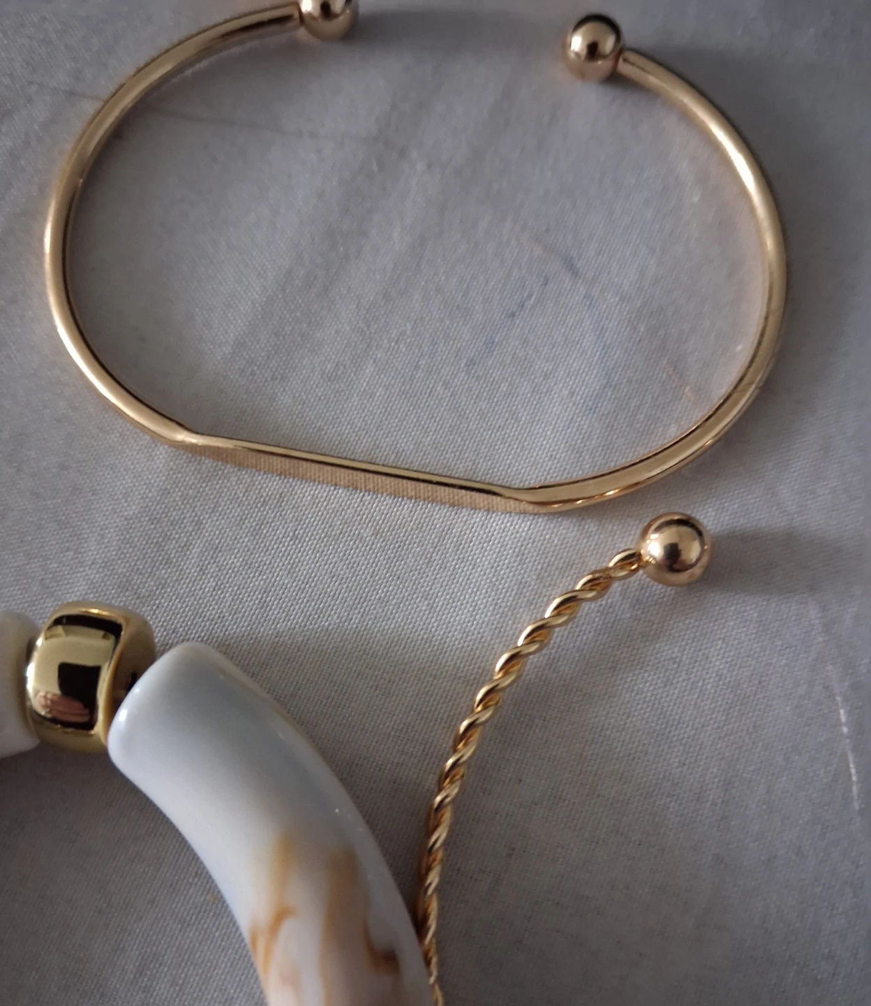 Set of 3 gold-tone bracelets and pendant - photo 4