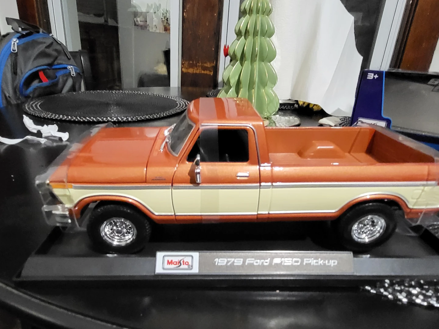 Maisto 1/18 Scale Die-cast Model Trucks - photo 2