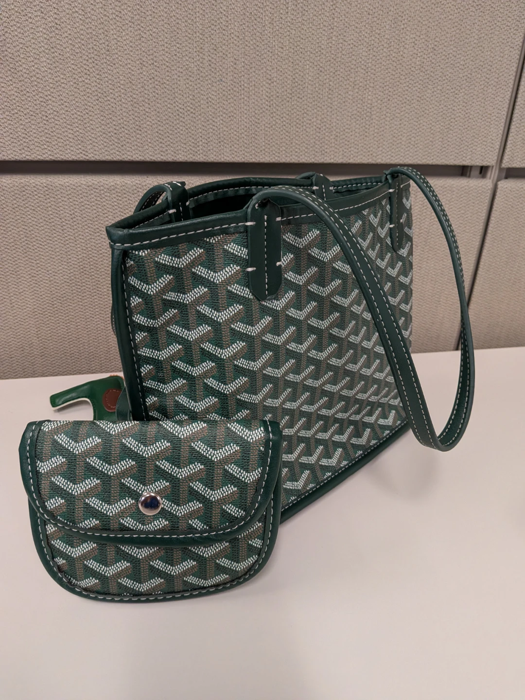 Green and White Pattern Tote Handbag 👜 with pouch