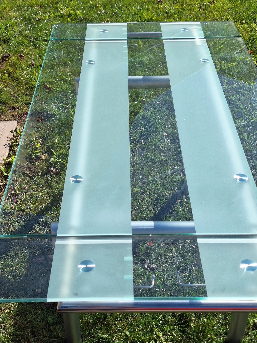 DIinig room, kitchen table with metal legs
