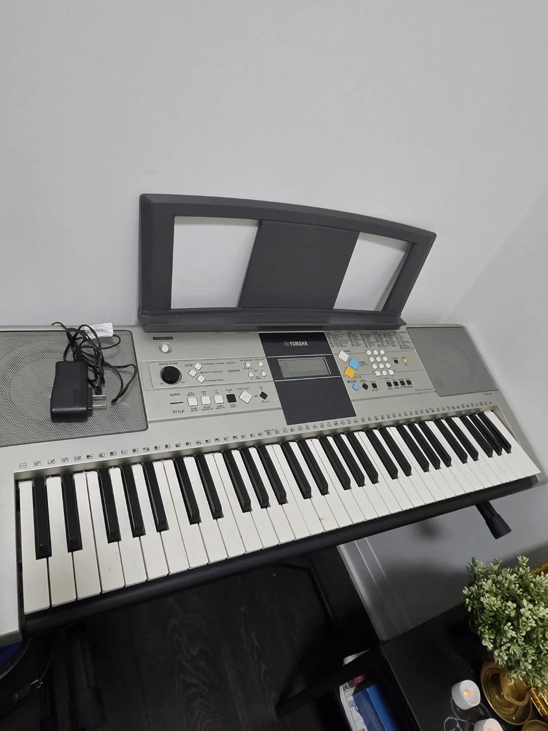 Yamaha YPT-320 Portable Keyboard with stand and Power adapter - photo 4