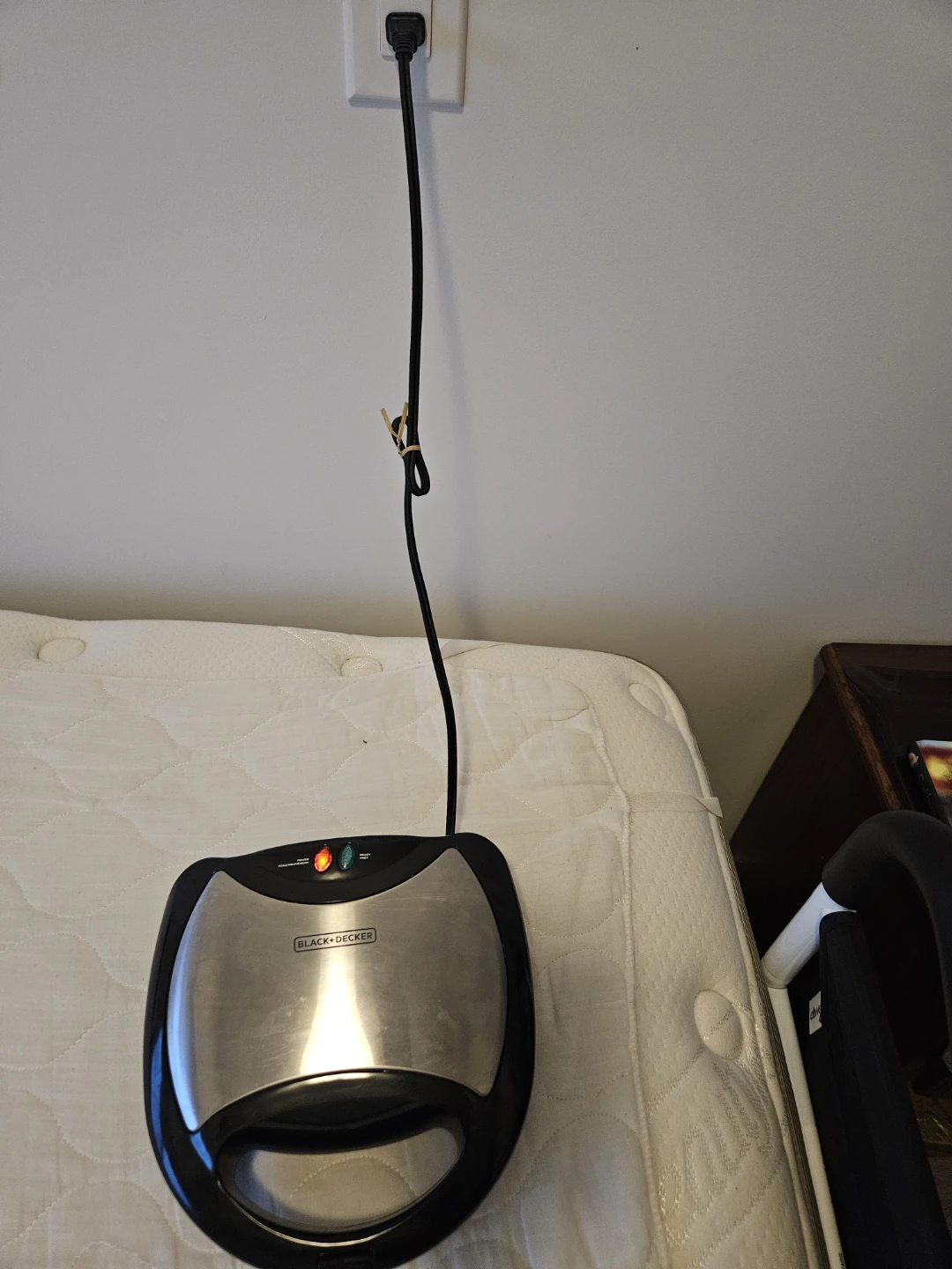 $8 Waffle Maker 4-in-1 Black and Decker Round