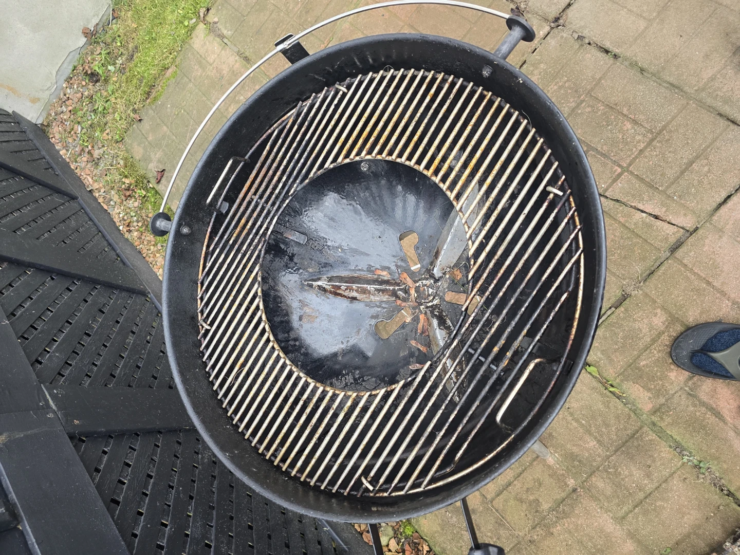 Weber Master-Touch Charcoal Grill - photo 3