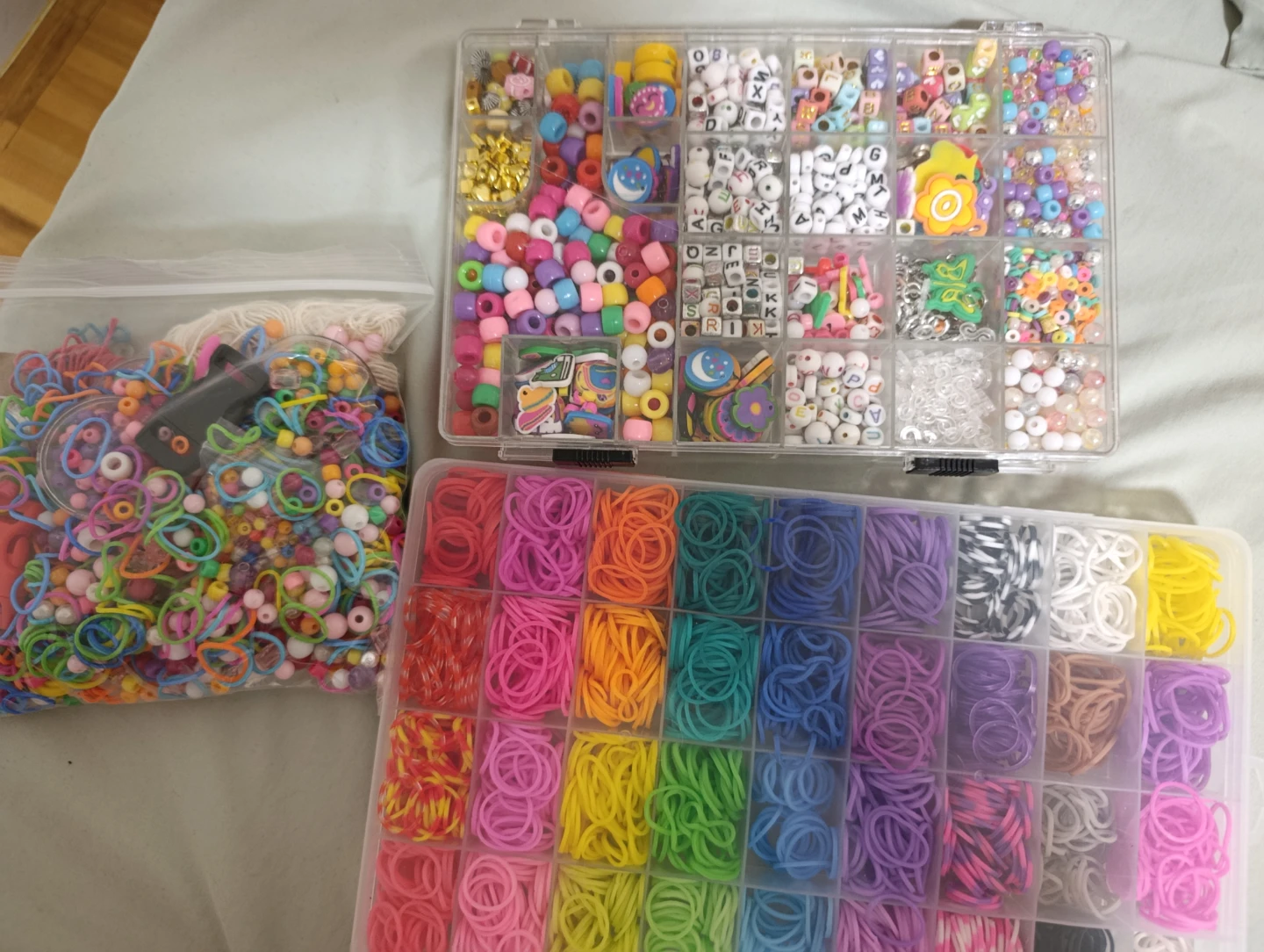 Rubber band bracelet craft set with beads