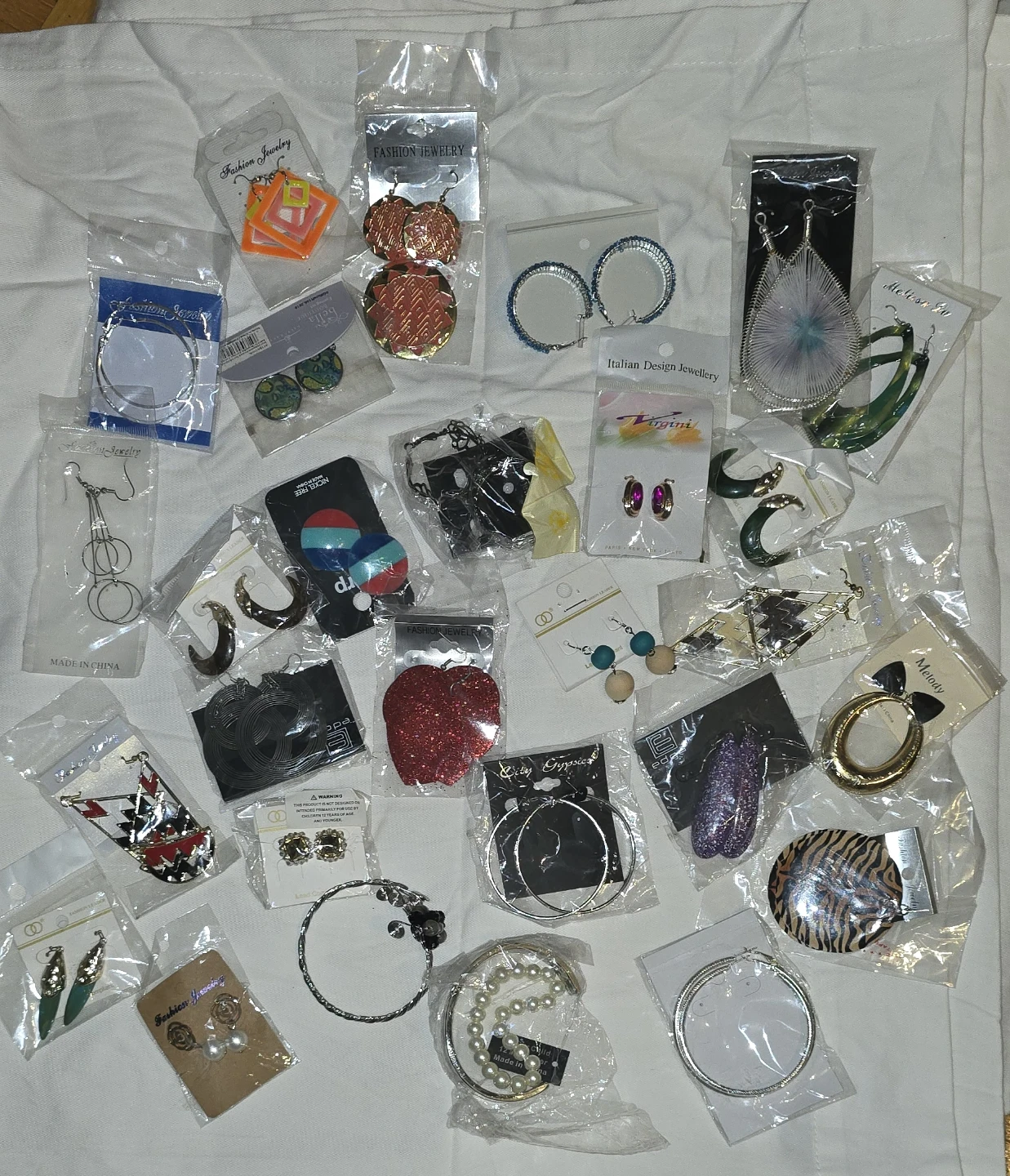 $10 ALL NEWLarge assortment of fashion jewellery and earrings - photo 3