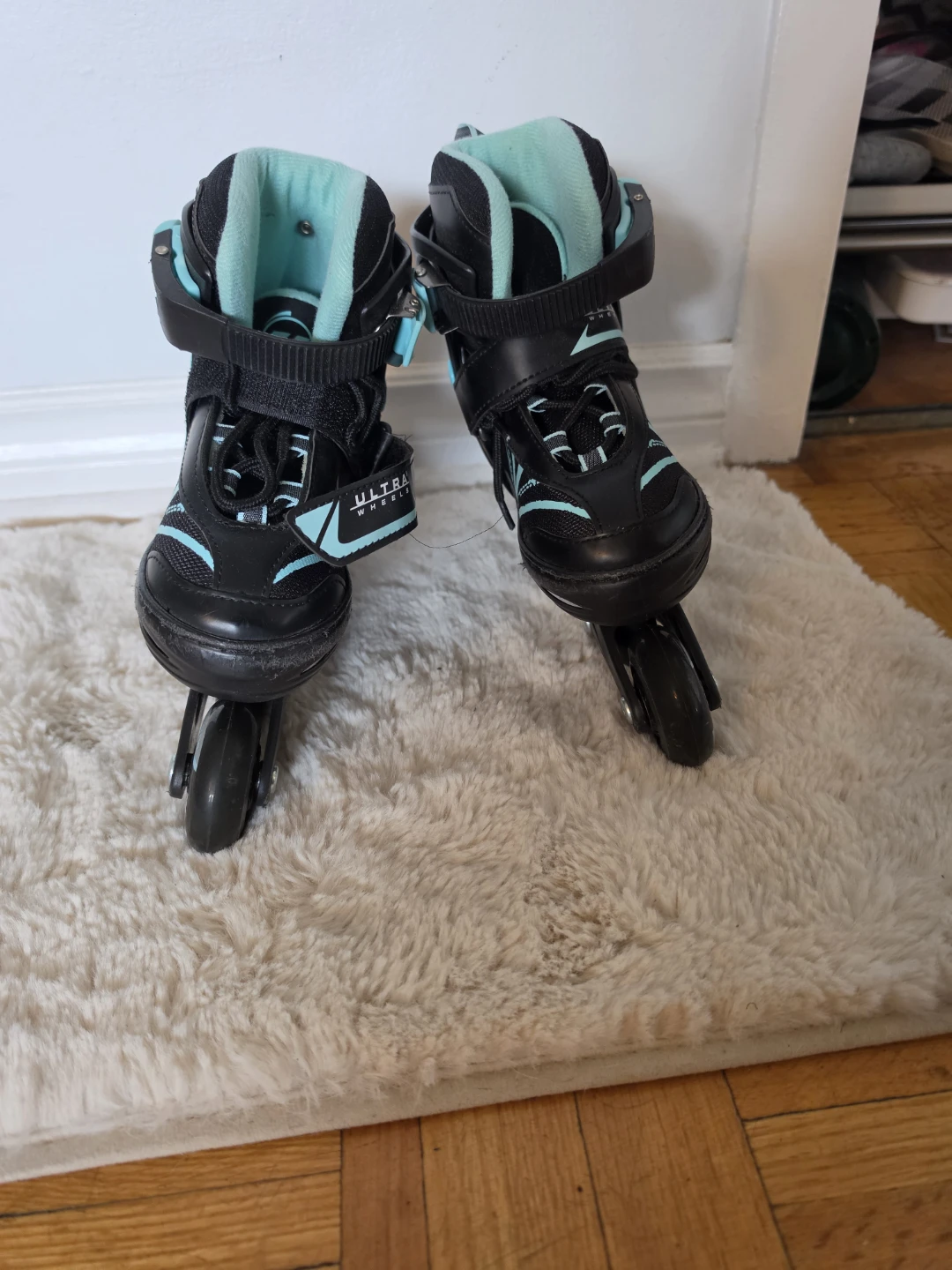 2 pairs of inline skates with protective gear, ages 6 and 8. - photo 2