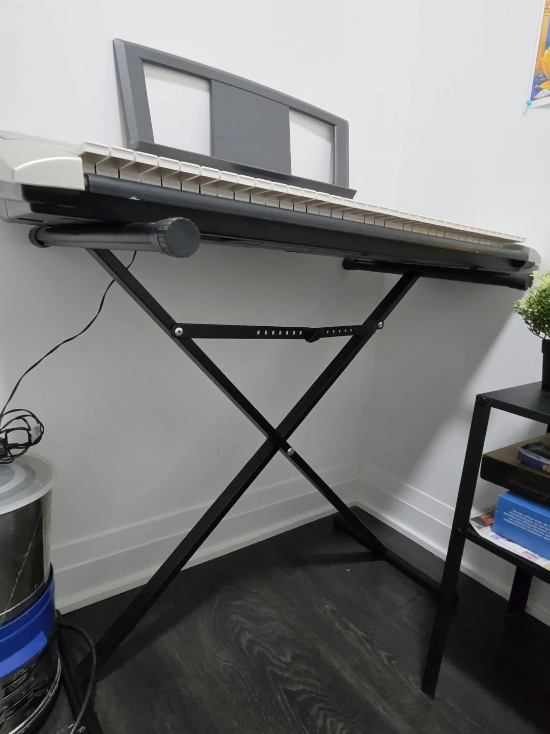Yamaha YPT-320 Portable Keyboard with stand and Power adapter - photo 3