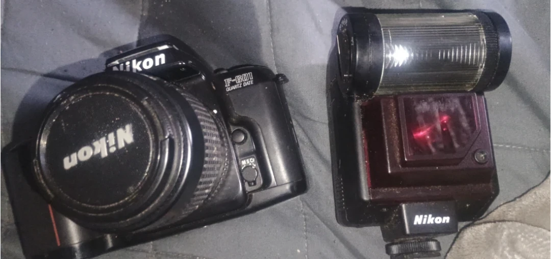 Nikon F-601 Quartz Date Camera with Flash - photo 2