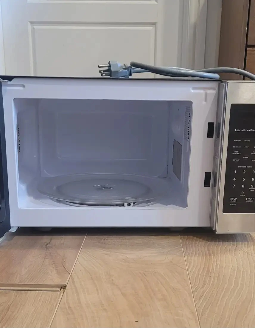 Hamilton Beach Microwave EM720CPN-S - photo 2
