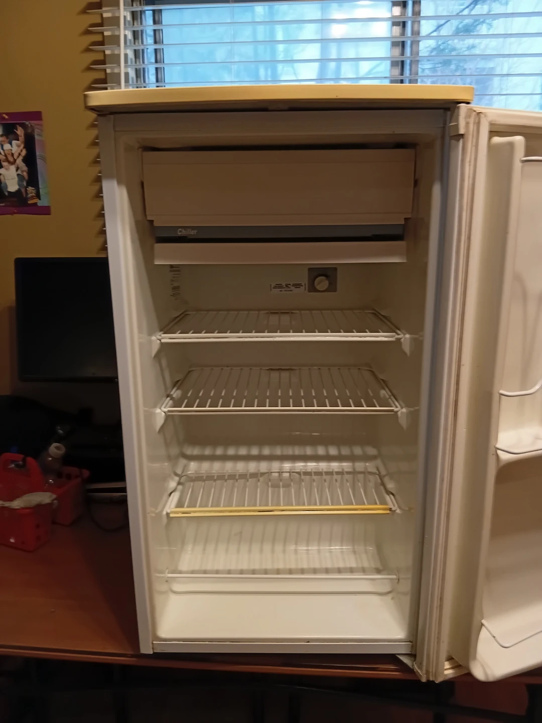 GE Compact White Mini Fridge READ DESCRIPTION ON SIZE - photo 2