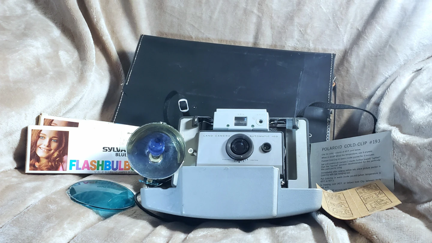 Vintage Polaroid Automatic 103 Land Camera with Carrying Case