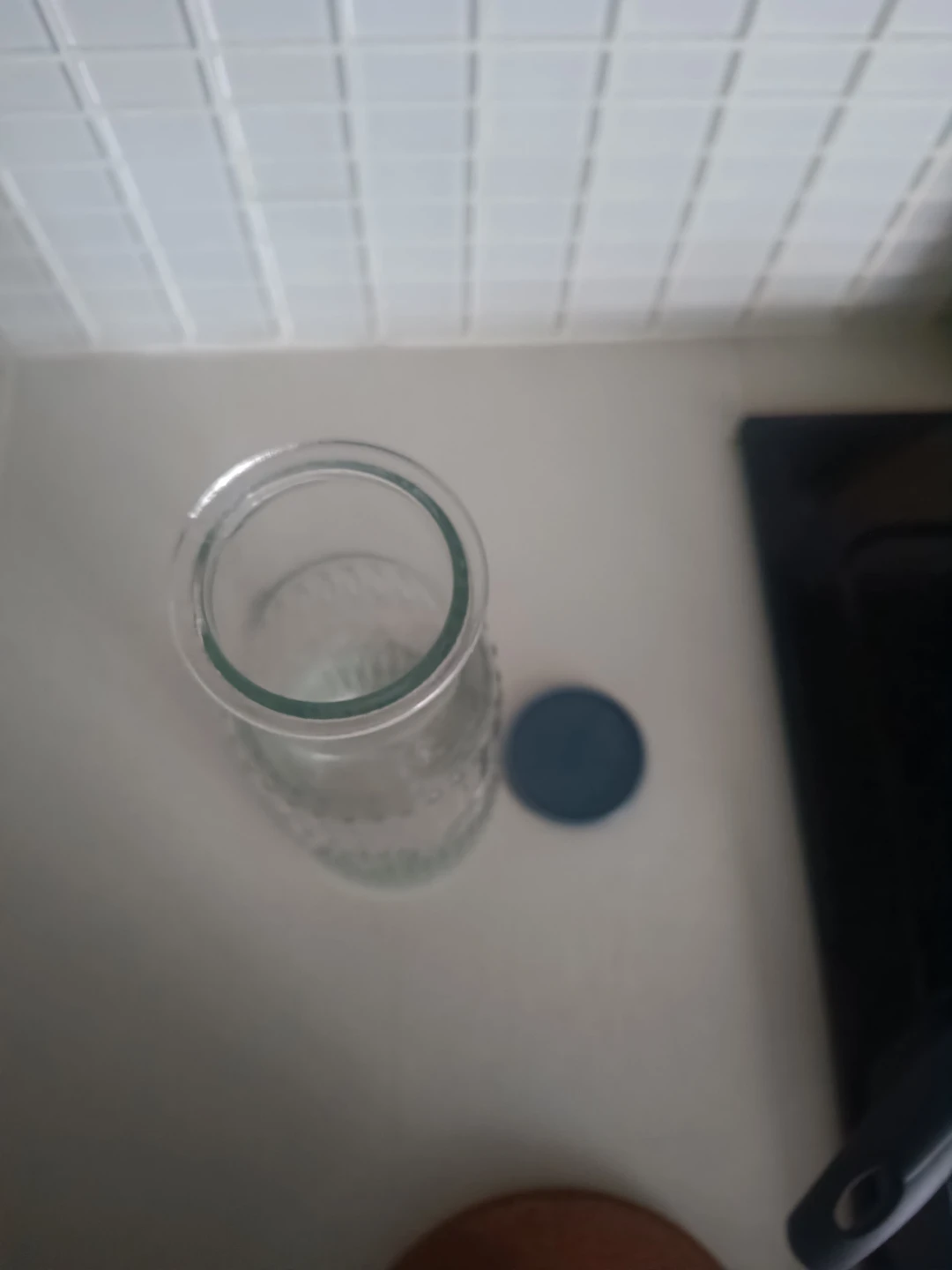 Clear glass water carafe with lid - photo 2
