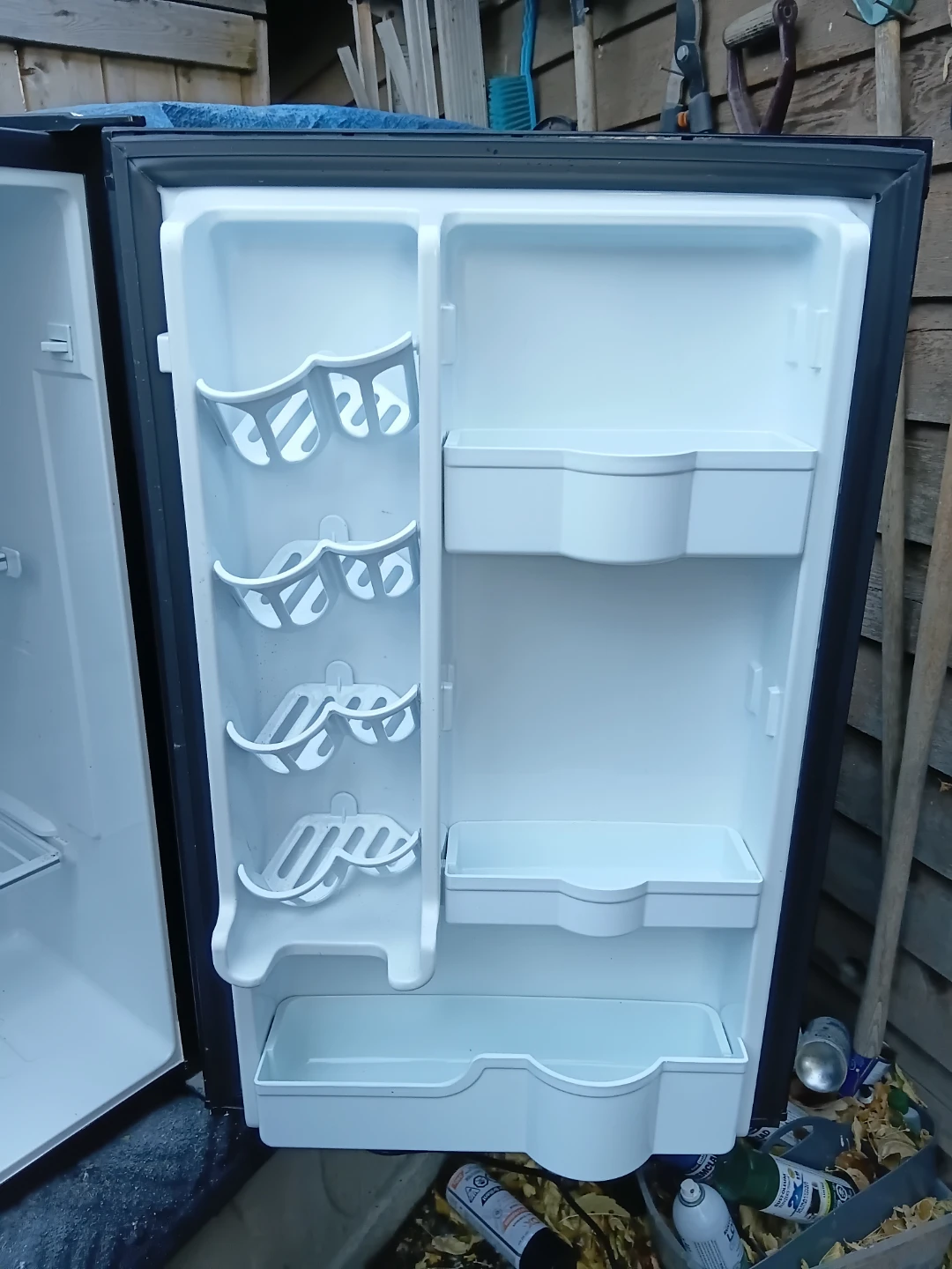 Danby Compact Mini Fridge READ DESCRIPTION ON SIZE - photo 3