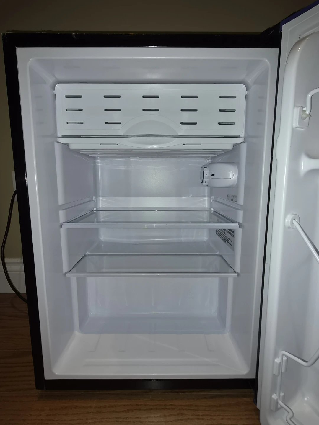 Insignia Compact Refrigerator NS-CF26BL7-C - photo 3
