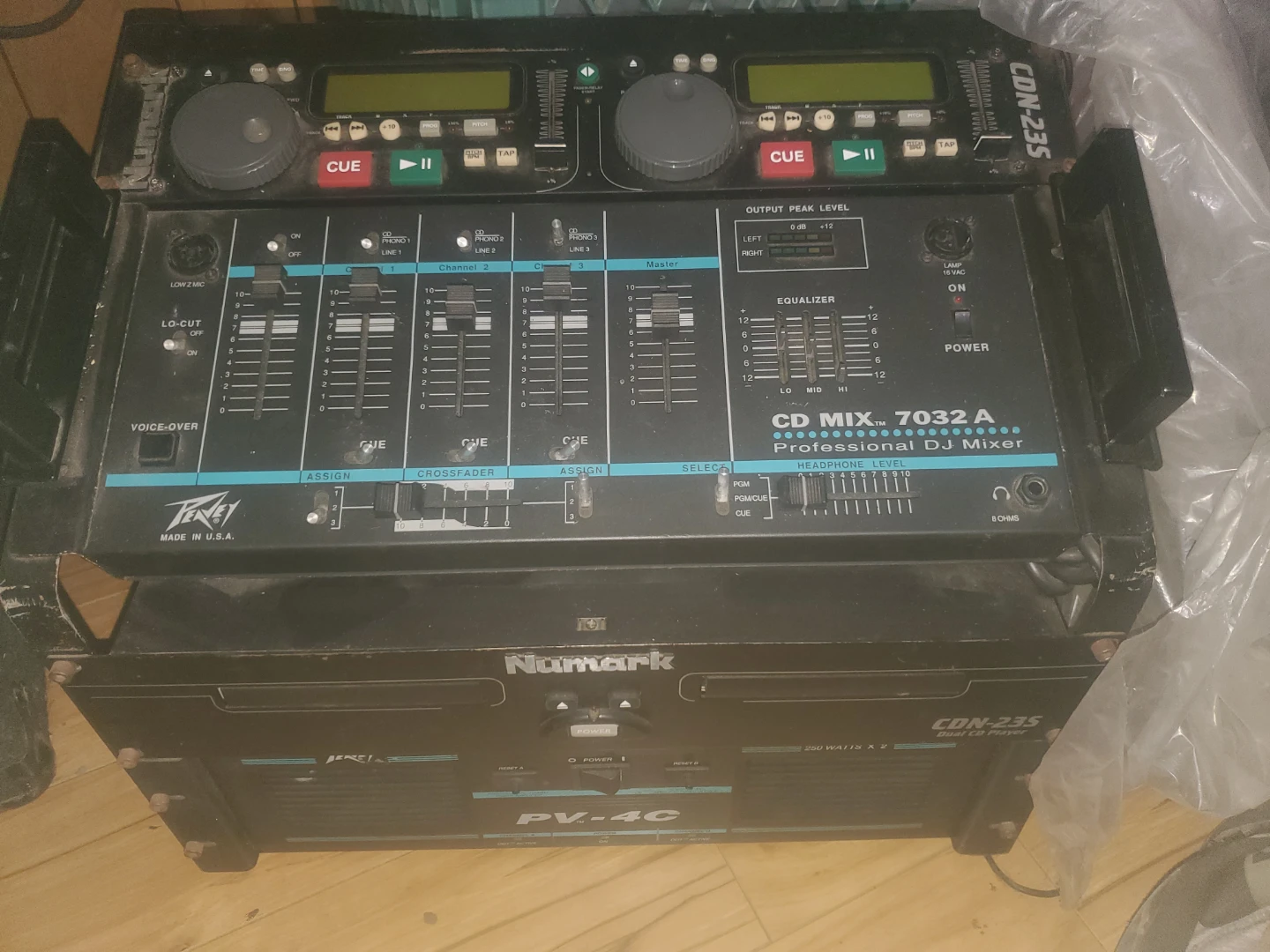 Peavey CD Mix 7032 A Mixer and Numark CDN-23S CD Player