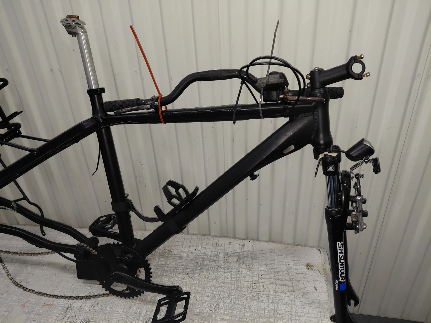 Bicycle frame with SR Suntour front suspension