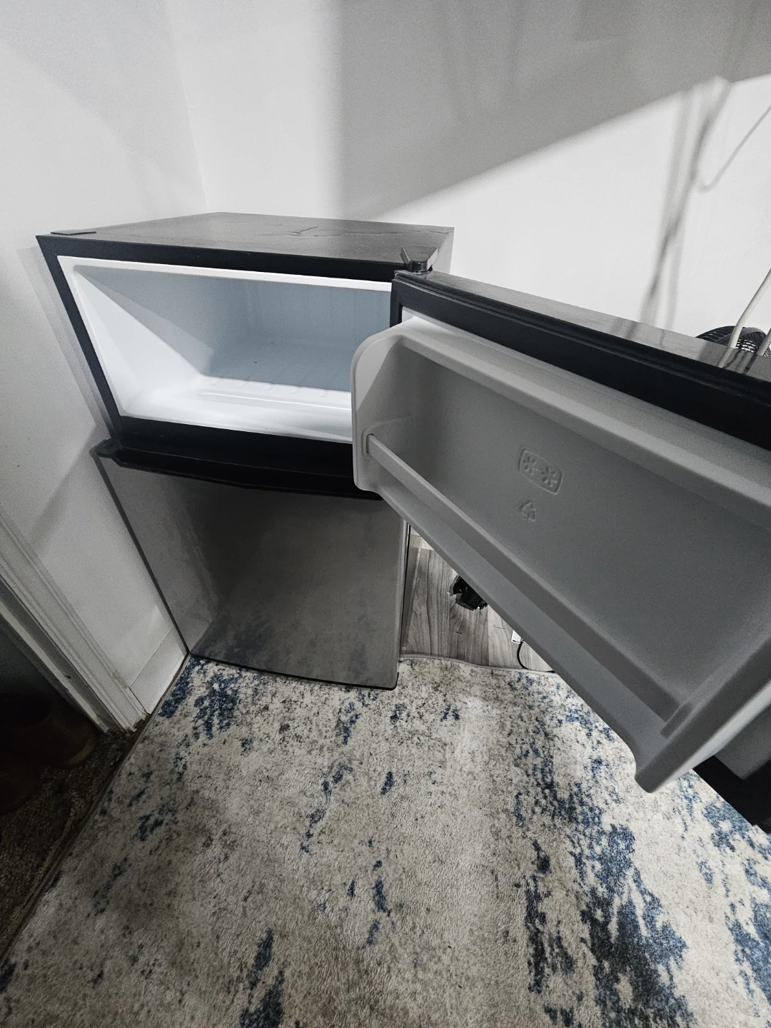 Whirlpool Compact Refrigerator - photo 3