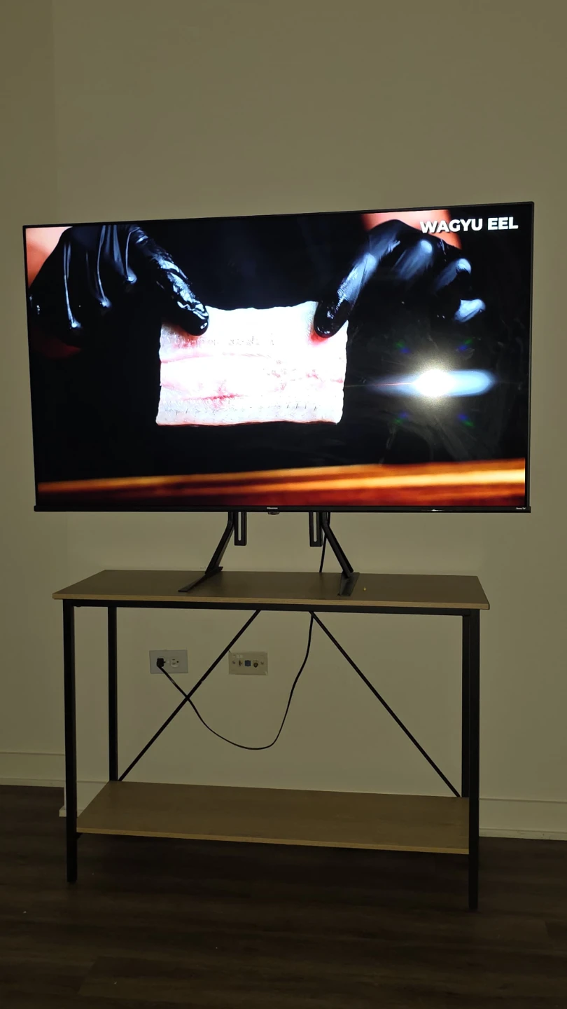 For sale TV and table.