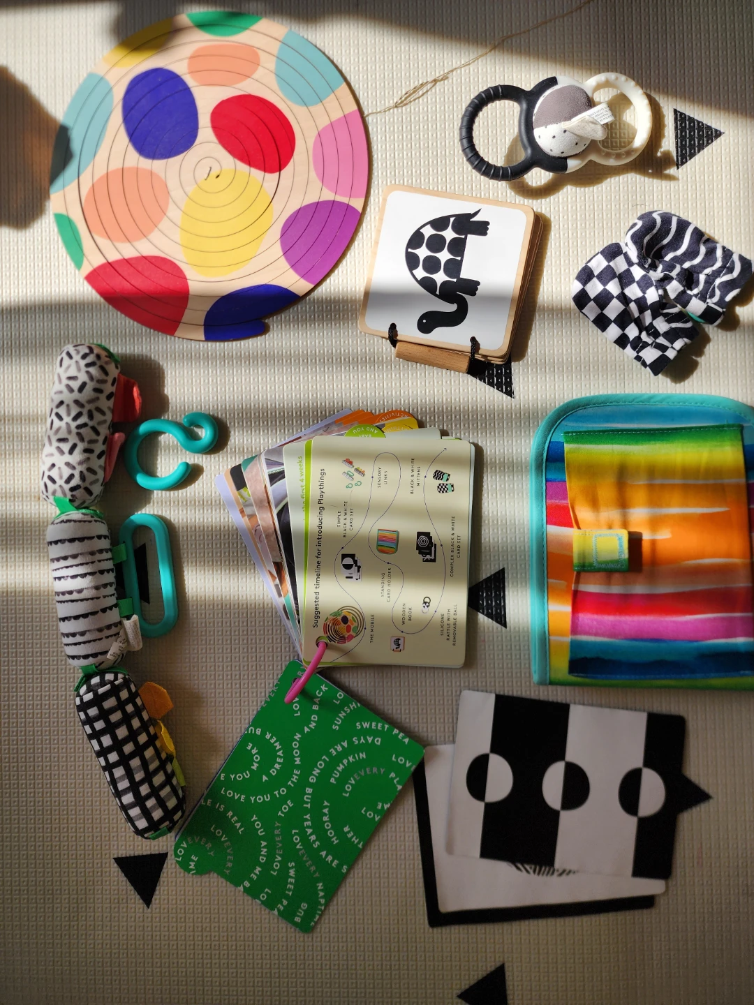 Lovevery The Looker Play Kit 0-12 Weeks - photo 2