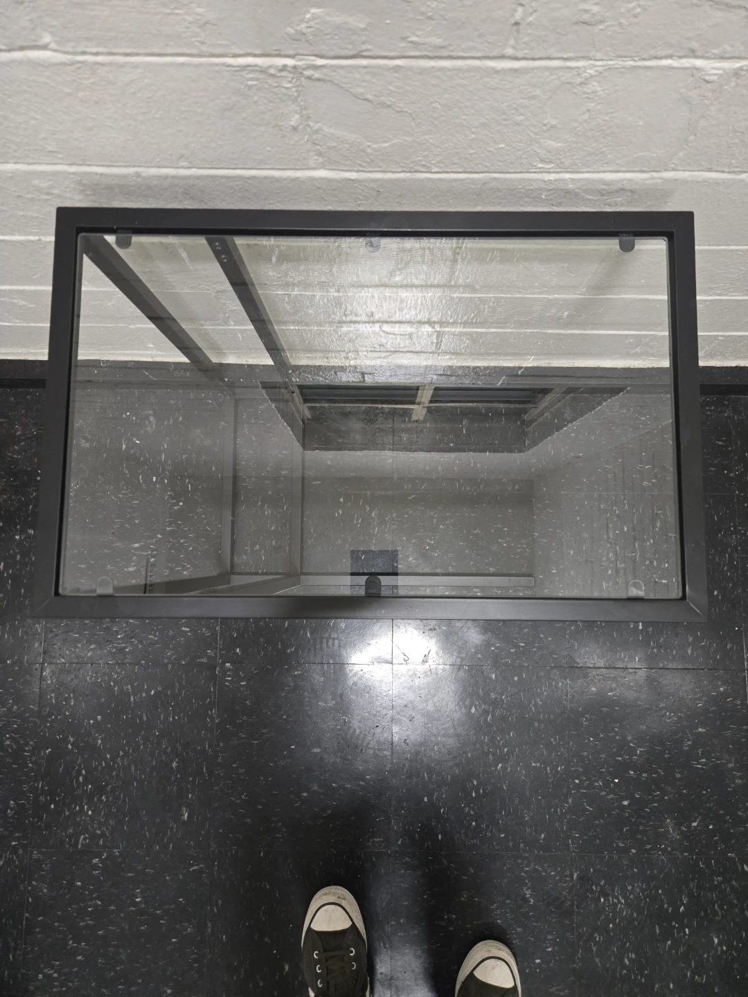 Modern Black Metal C-Shaped Glass Top Side End Table - photo 3