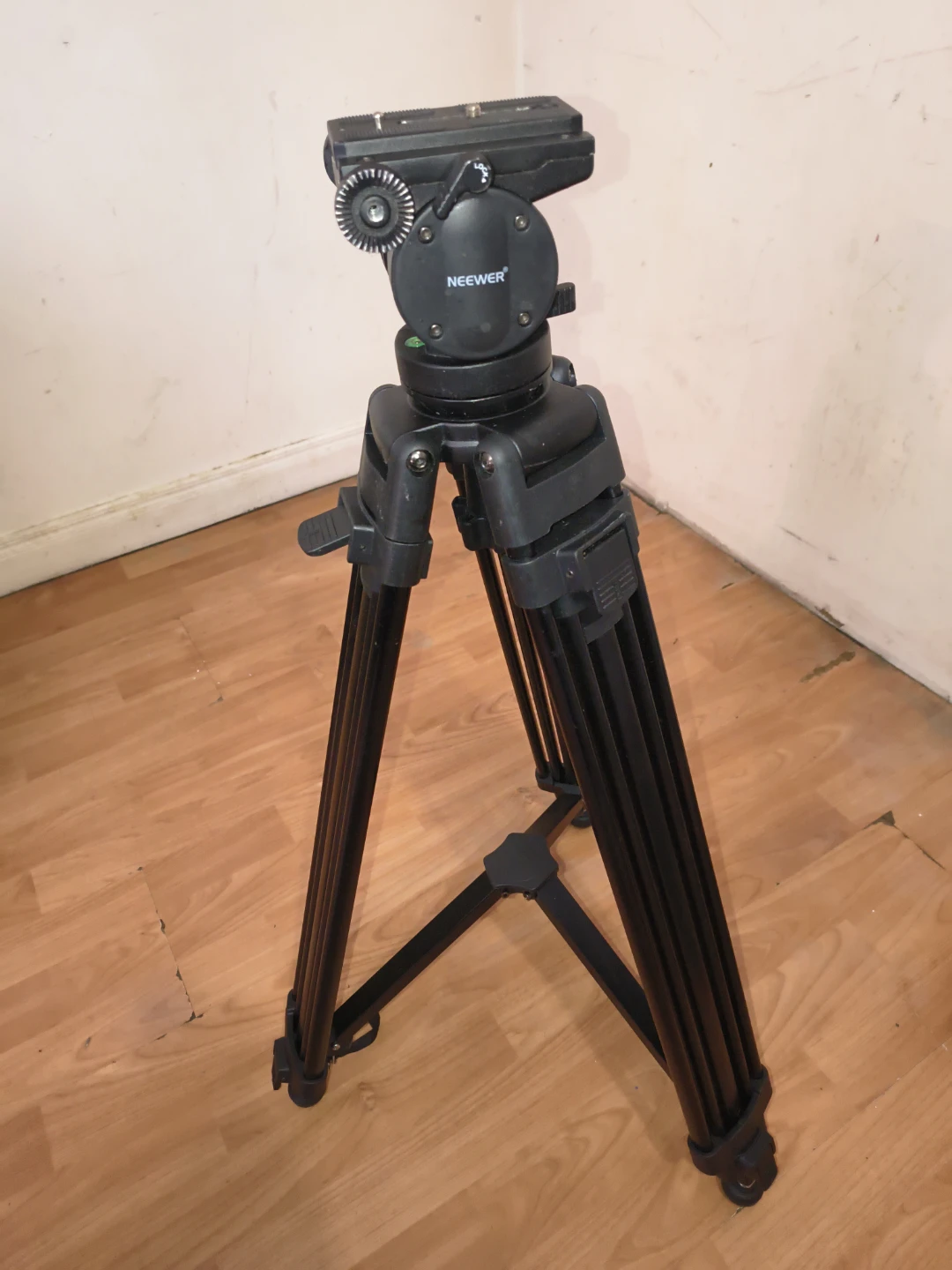 Neewer Tripod - photo 2