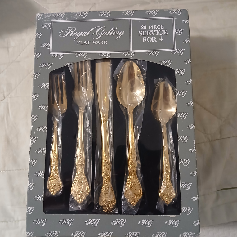 Royal Gallery 20-Piece Gold Flatware Set
