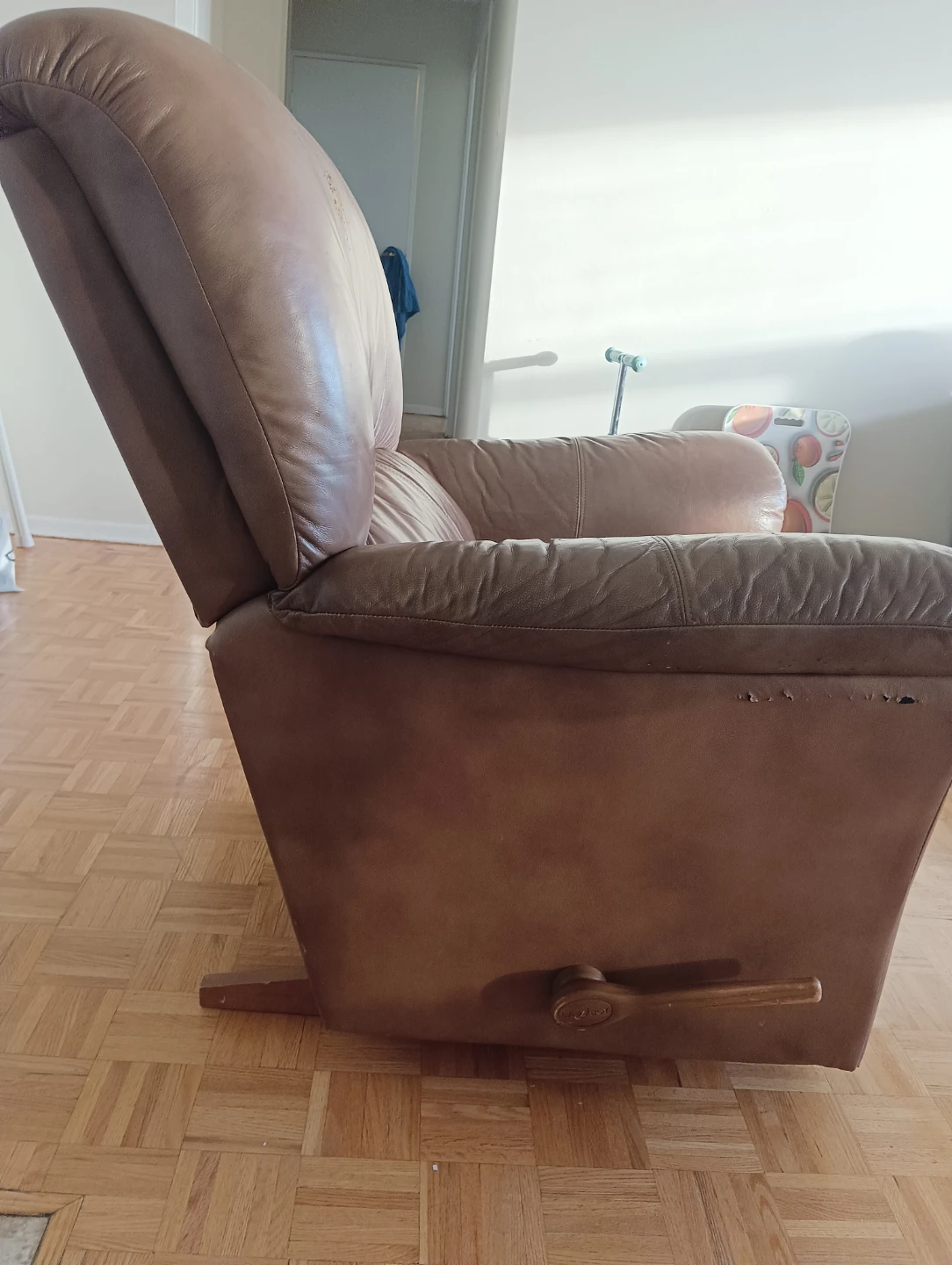 La-Z-Boy Leather Recliner - photo 2