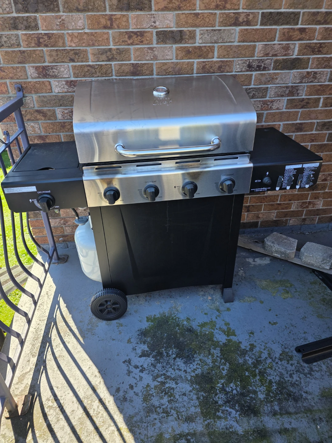 Master Chef 4-Burner Propane BBQ with Side Burner