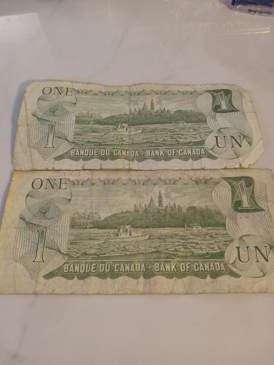 Two Vintage 1973 Canadian One Dollar Bills - photo 4