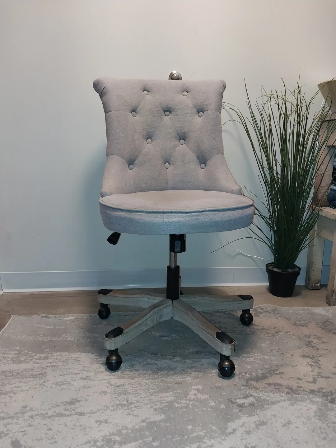 Grey Tufted Desk Chair – Excellent Condition
